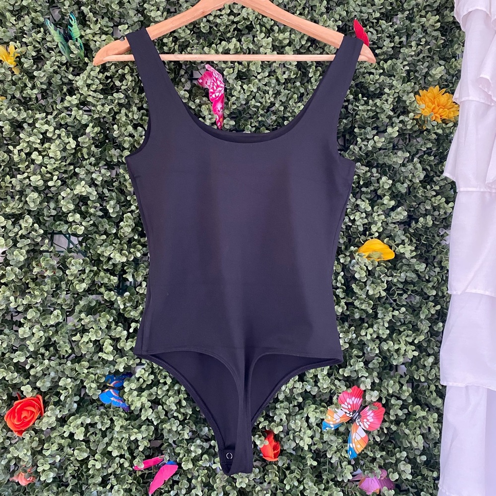 Express Body Contour Scoop Neck Thong Bodysuit in color pitch black